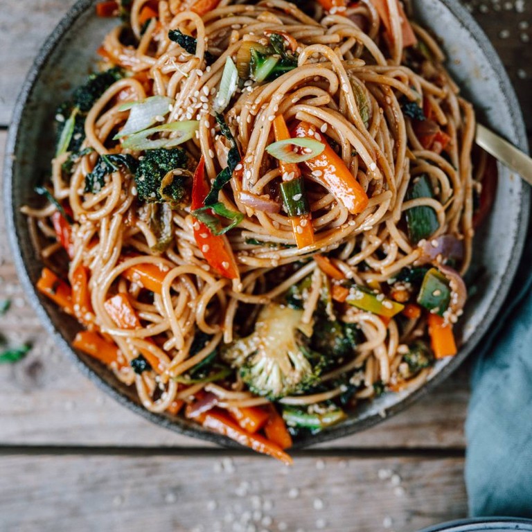 Kalorienarme Vegetarische Wok-Nudeln mit Teriyaki-Sauce (450 kcal)
