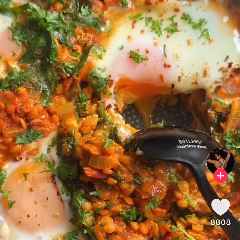 Proteinreicher Quinoa-Rührei mit Spinat