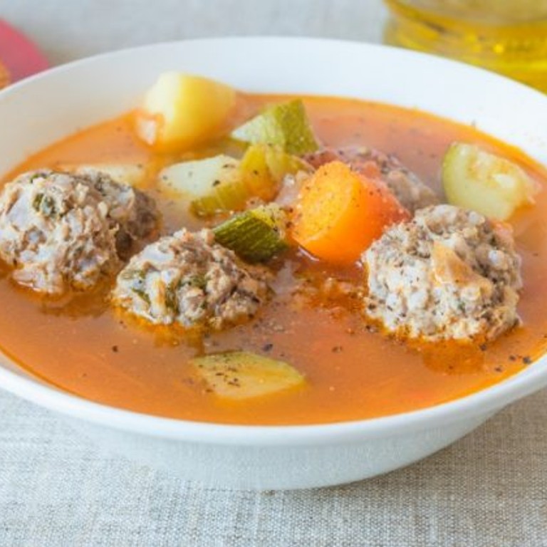 Caldo de Albóndigas y Verduras