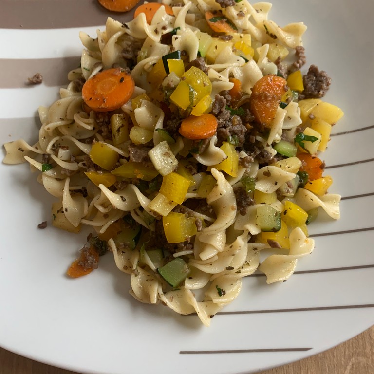 Histaminfreie Gemüse-Nudel-Pfanne mit Faschiertem, Kartoffeln, Karotten und Zucchini