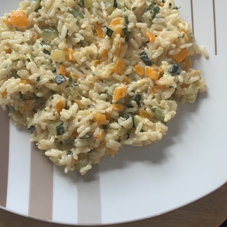 Mediterrane Gemüse- und Reispfanne mit cremigem Frischkäse