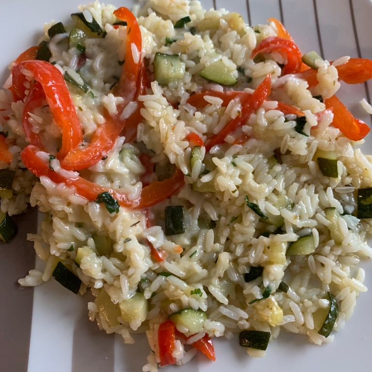 Zucchini-Reis-Pfanne mit Knoblauch und Naturjoghurt