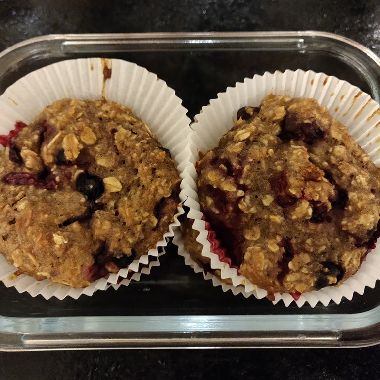 Frühstücksmuffins mit Haferflocken und Beeren