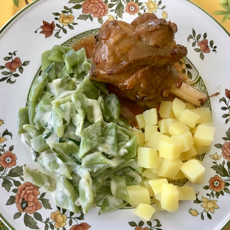 Geschmorte Lammstelzen mit Grünen Bohnen, Kartoffelgratin und Rotwein-Sahne Sauce