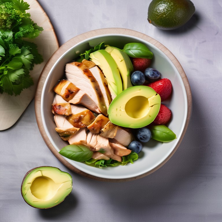 Fruchtige Hähnchen Avocado Bowl