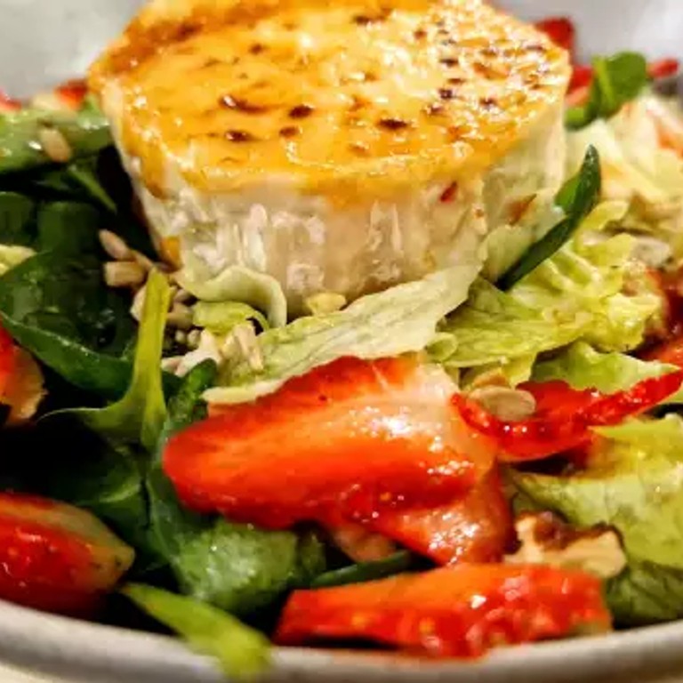 Ensalada de queso de cabra y fresas marinadas