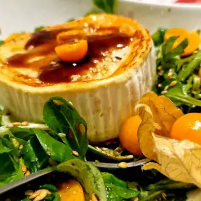Ensalada de canónigos con queso de cabra y physalis