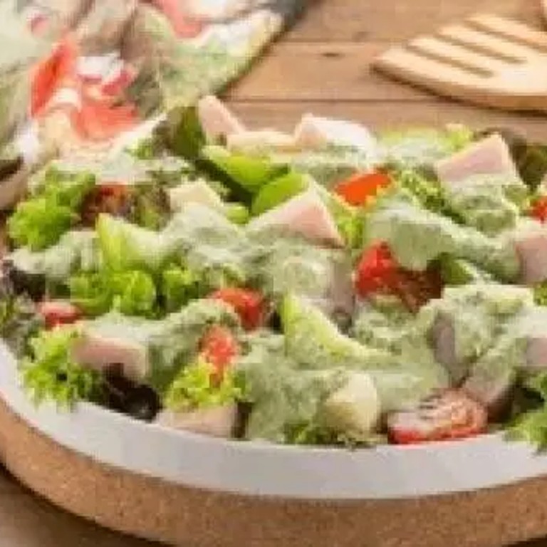 Ensalada con aderezo de jalapeño y cilantro