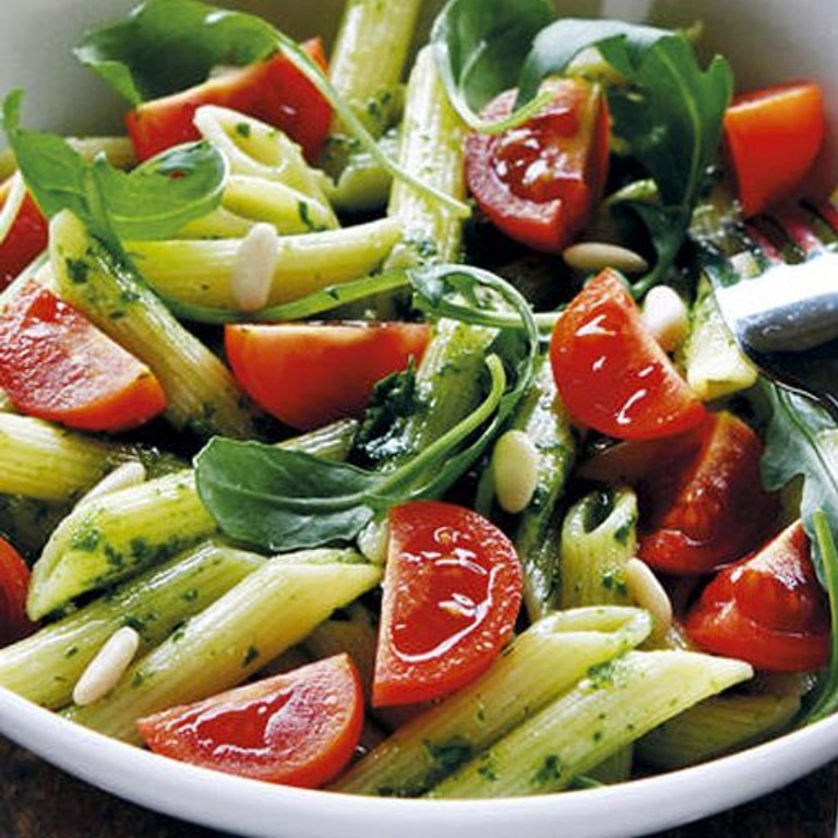 Ensalada de pasta con salsa pesto