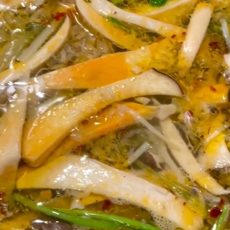 Süß-Sauer Suppe mit Garnelen oder vegetarisch mit Ananasstückchen und Gemüse (Okra, Galagant, Tomaten und Kräuter)