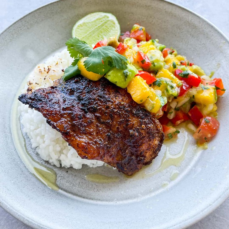 Dorada ennegrecida con ensalada de mango