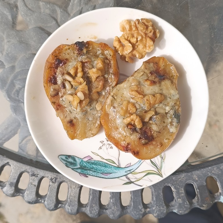 Peras asadas con queso y nueces