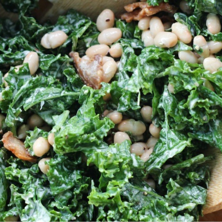 Kale & White Bean Caesar Salad - Ensalada César de Kale y frejol