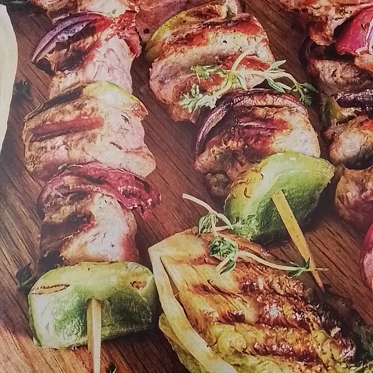Brochettes de porc et légumes au four