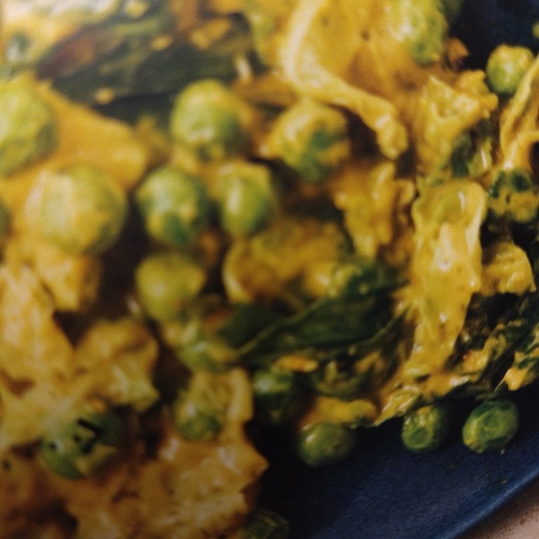 Greens mit Erbsen und Koriander-Ingwer-Sauce