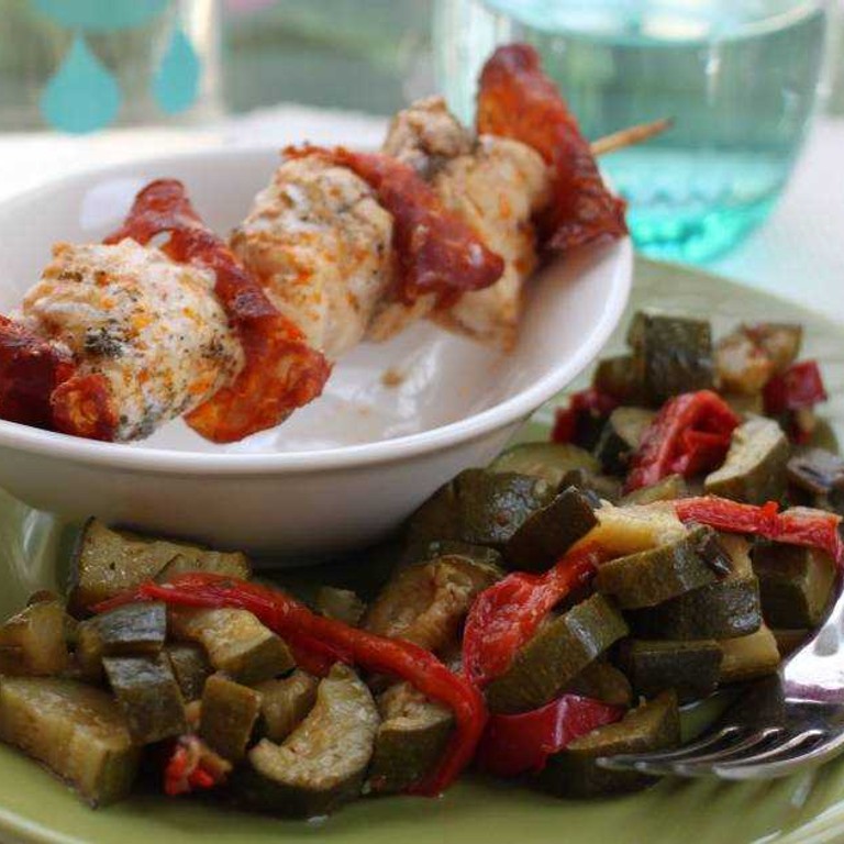 Brochettes de lotte au chorizo et fondue de courgettes