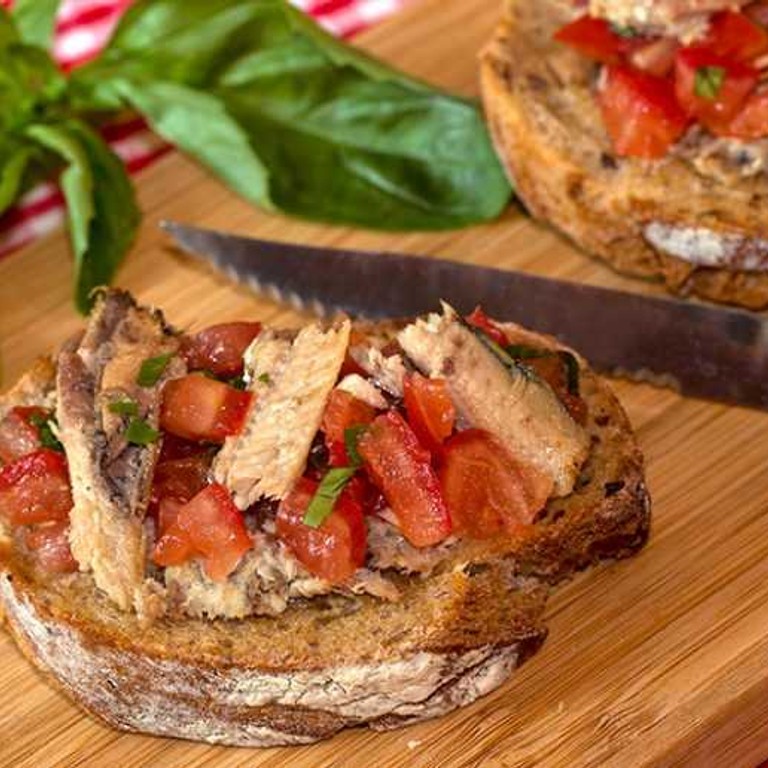 Bruschetta de sardine à la tomate