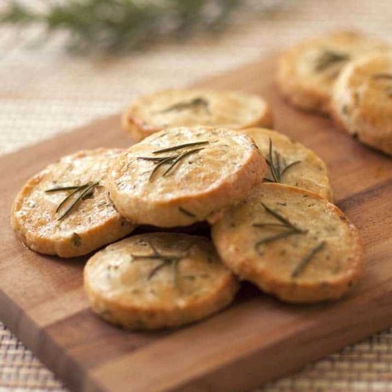 Crackers au parmesan et romarin