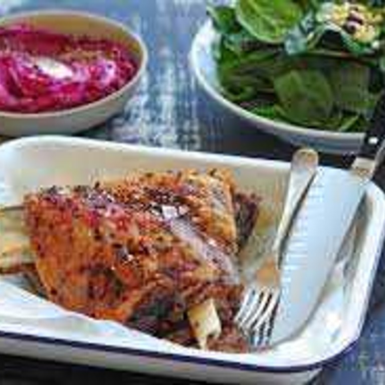 Epaule d'agneau à la harissa au barbecue