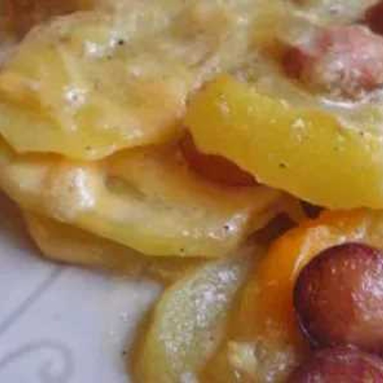Gratin de pommes de terre aux saucisses de strasbourg et cheddar
