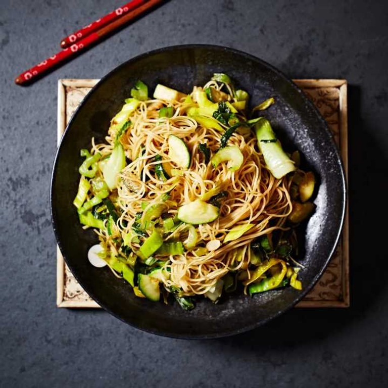 Nouilles chinoises sautées aux légumes et poulet