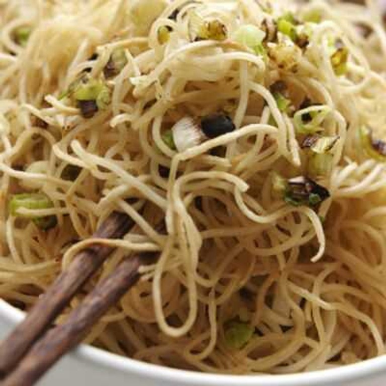 Nouilles chinoises sautées aux oignons et chou chinois