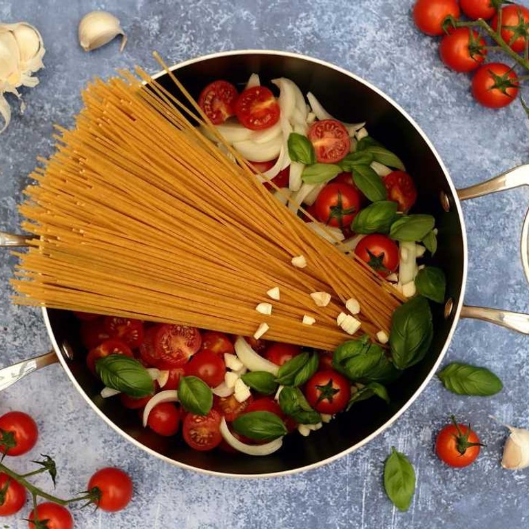 One pot pasta : Tomate cerise, basilic, ail, oignon