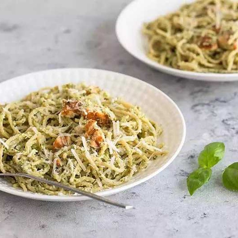 Spaghetti au pesto de fruits secs et saumon fumé