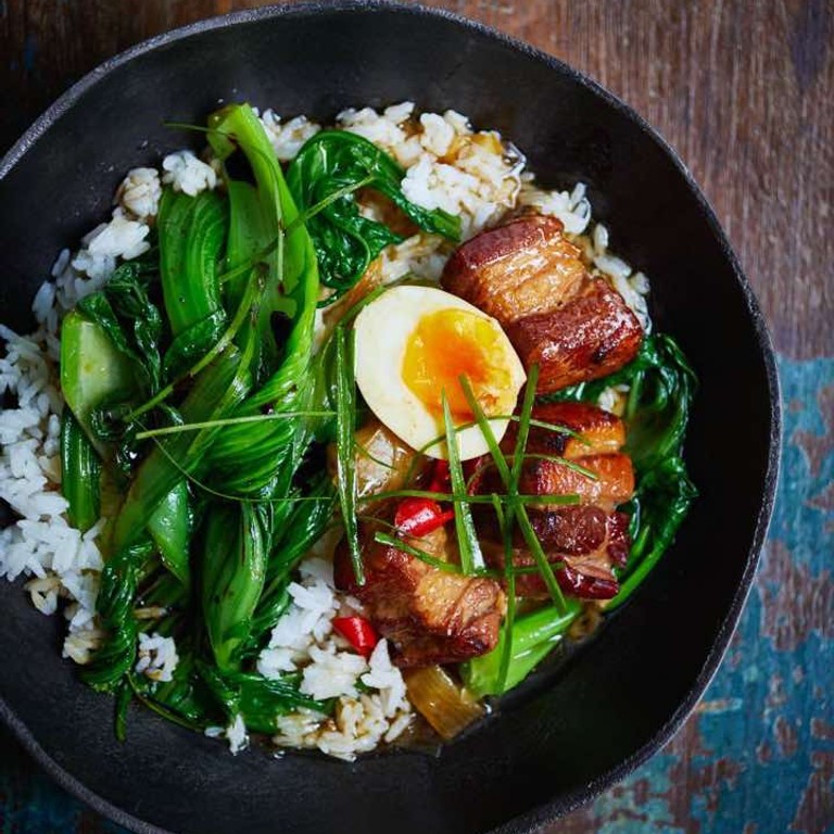 Gekaramelliseerd buikspek in kokoswater