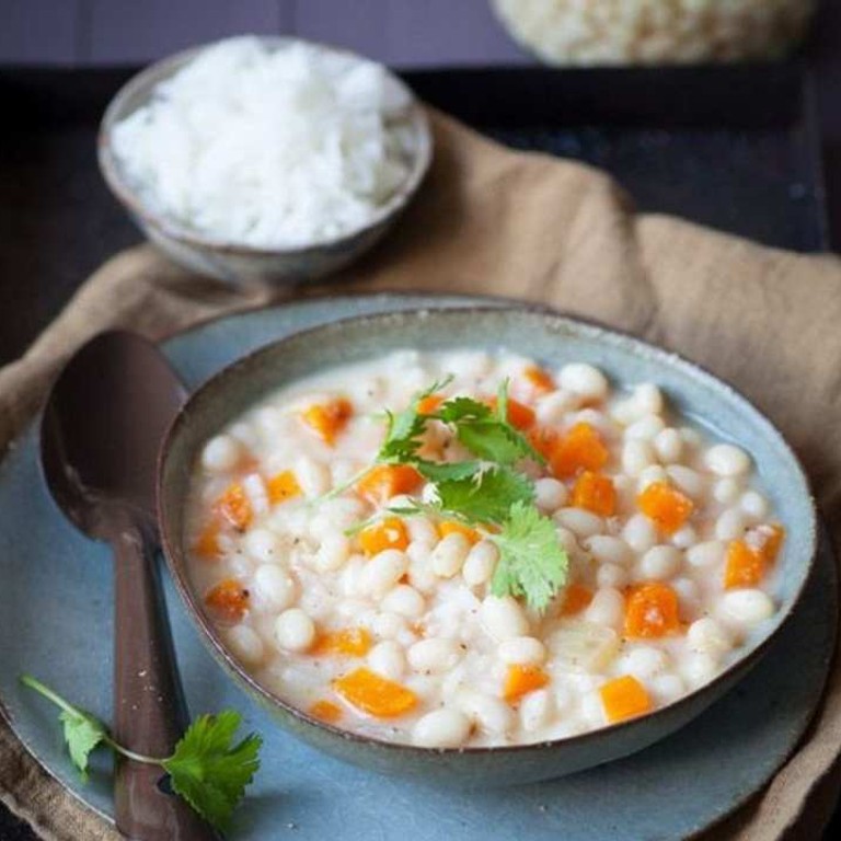 Haricots cocos, lait de coco, riz parfumé, ailerons de poulet