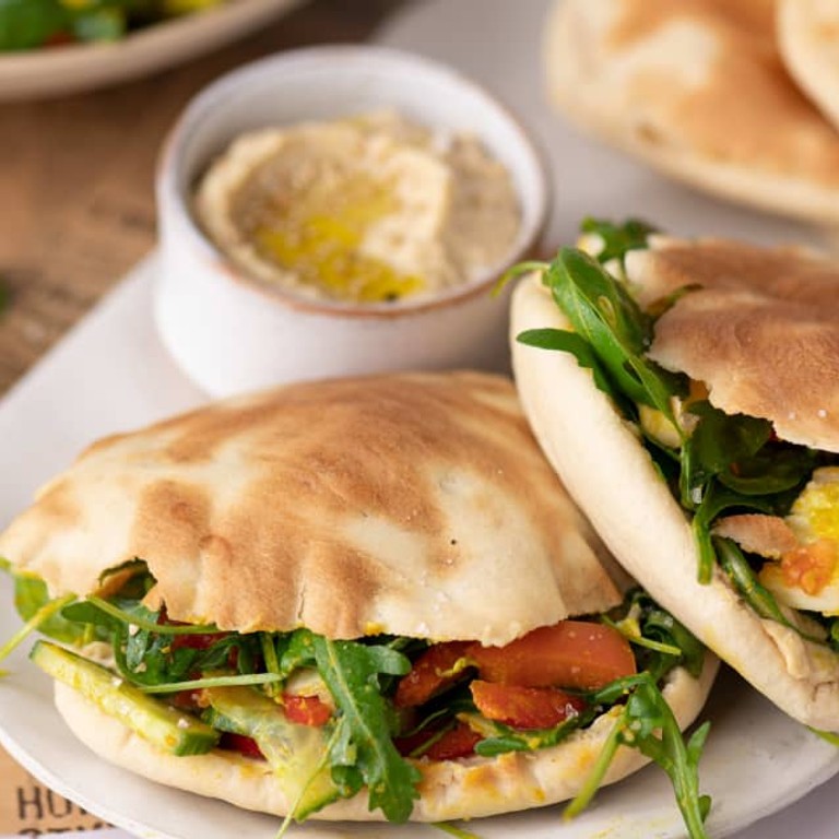 Pan Pita Integral con Hummus, Pavo y Espinacas