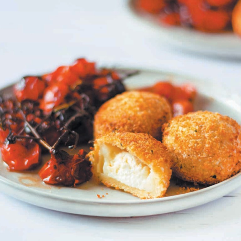 Panierter Ziegenkäse mit Tomaten