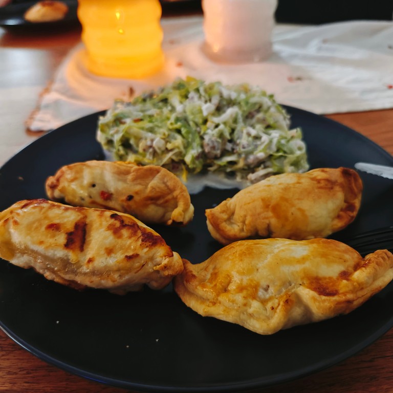  Quiche-Taschen mit Tomate, Feta, Hackfleisch und Salat