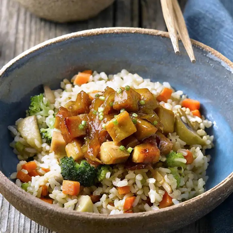 Arroz con tofu encebollado con verduras