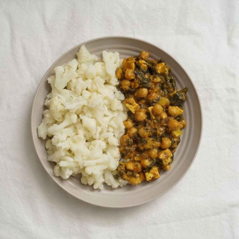 Curry de Garbanzos y Espinacas con Arroz de Coliflor 