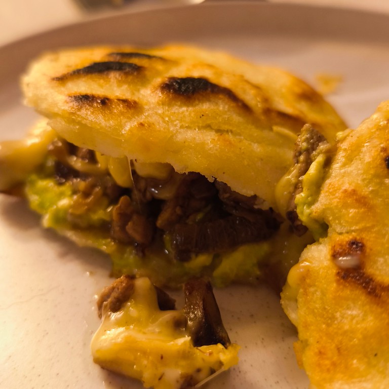 Arepas Rellenas de Champiñones, Queso Fundido y Carne de Ternera