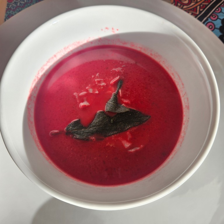 Rote-Beete-Suppe mit Birne und frittiertem Salbei