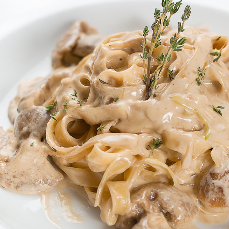 Спагетти в сливочном соусе с грибами