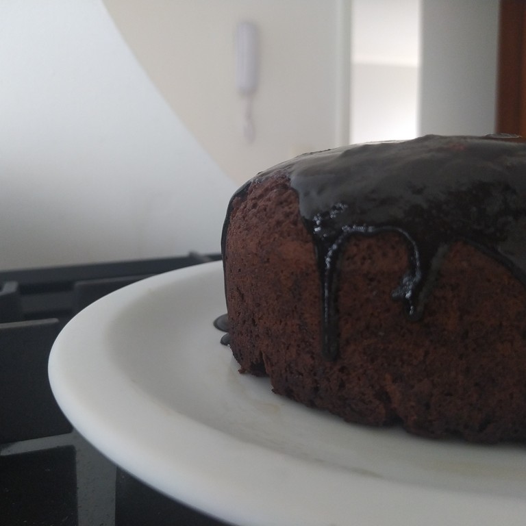 BOLO DE CHOCOLATE COM CALDA DE CHOCOLATE