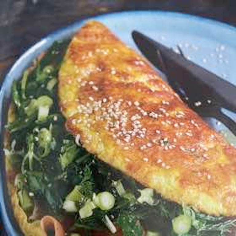 Délicieuse omelette au saumon et fines herbes