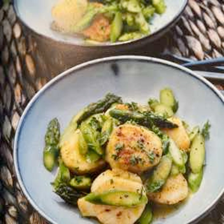 Noix De Saint-Jacques Aux Asperges Vertes Dans Une Petite Sauce À L'orange