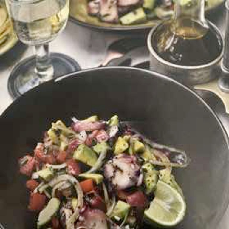 Salade très goûteuse de poulpe avocat et œufs de lompe