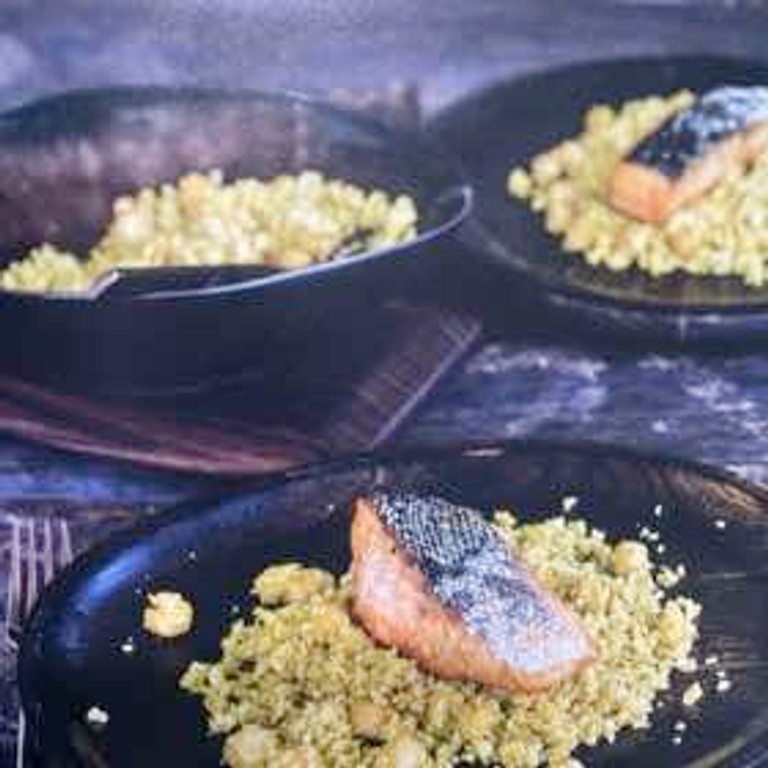 Saumon au « riz » de chou-fleur et au ras el hanout