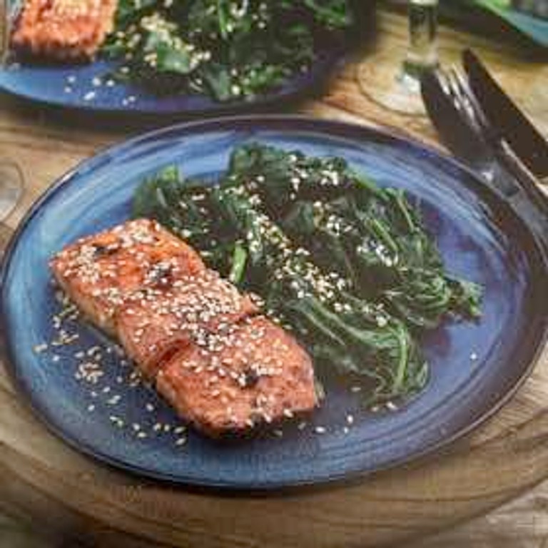 Saumon mi-cuit au soja et au citron servi avec de l'épinard