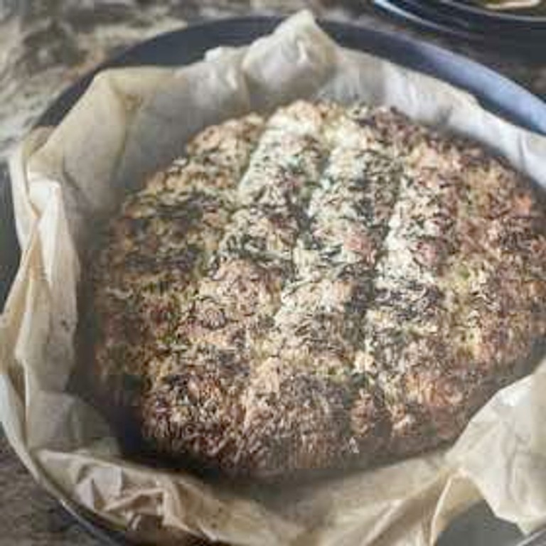 Savoureux pain aux noix et au fromage, huile d'olive et herbes de Provence