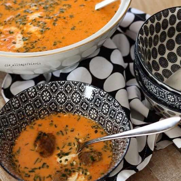 Paprika Mascarpone Suppe mit Hackfleischbällchen