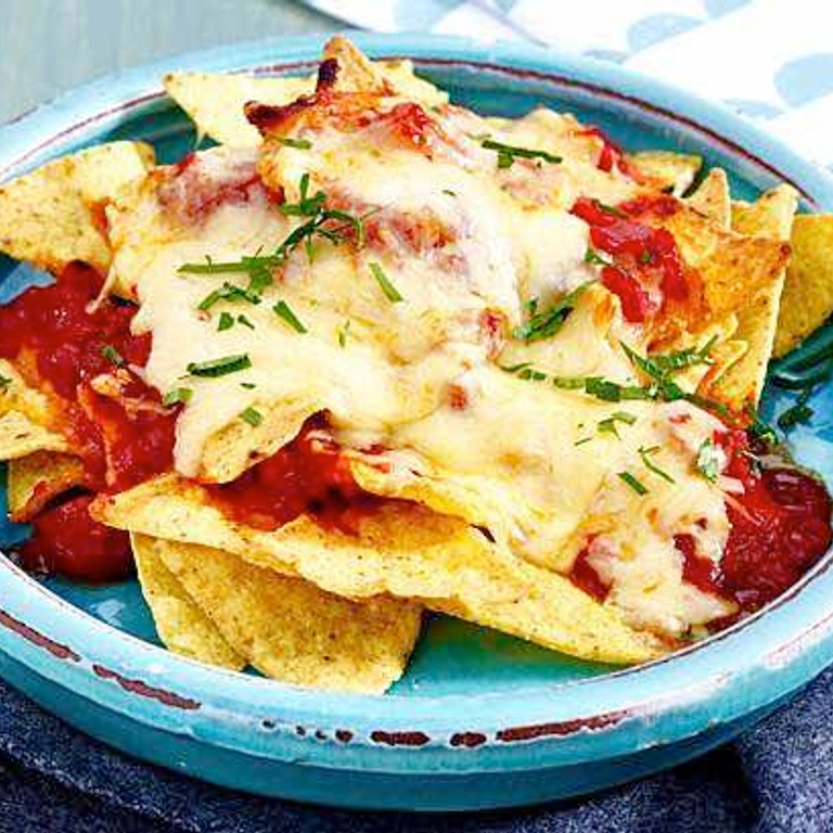 Überbackene Nachos mit Salsa und Käse