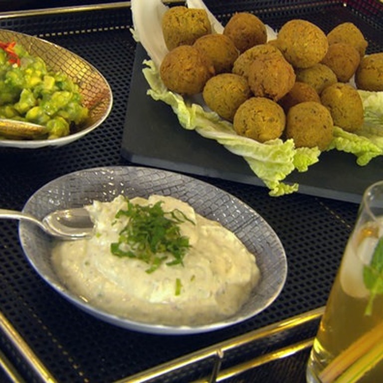 Grüne Falafel mit Dips