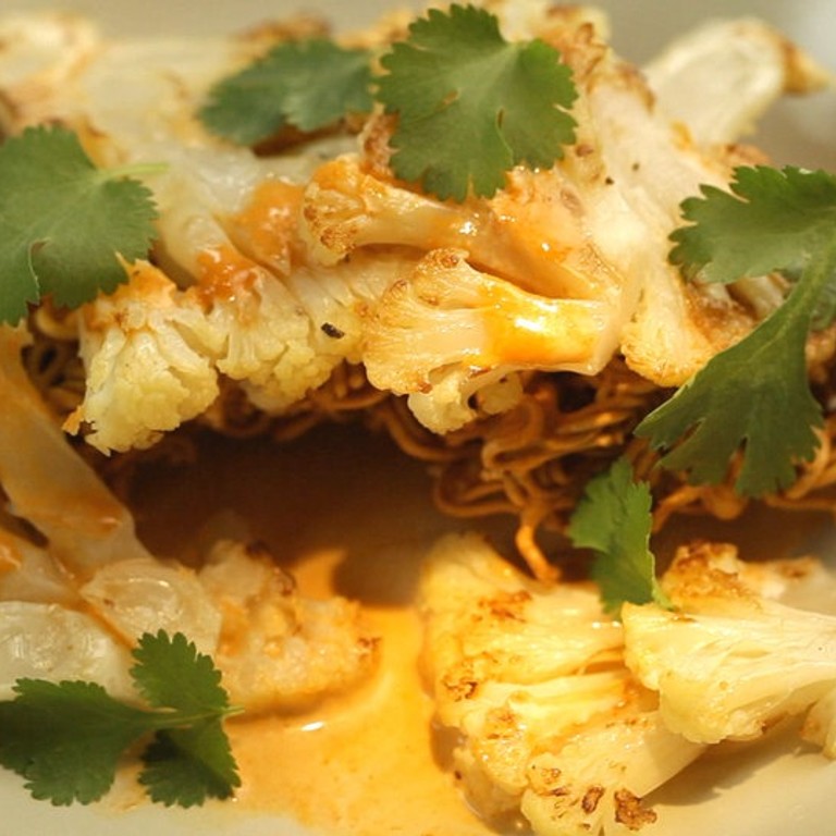 Blumenkohl-Curry mit gebackenen Nudeln
