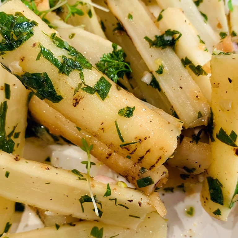 Schwarzwurzeln mit Salat und Gemüsebeilage